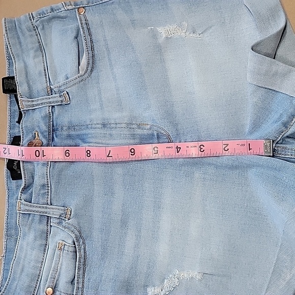 Kendall + Kylie Size 9/29 The Icon Short, Medium Light Wash Denim Shorts - Picture 7 of 11